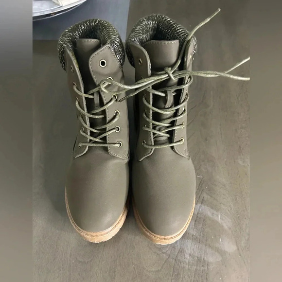 NWT Army Green Boots for women Size 10 - Picture 1 of 9